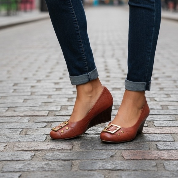 Andrew Geller Shoes - Andrew Geller NWOT Size 7 Reddish Brown with antiques Gold Buckle WEDGE Heel 2.5